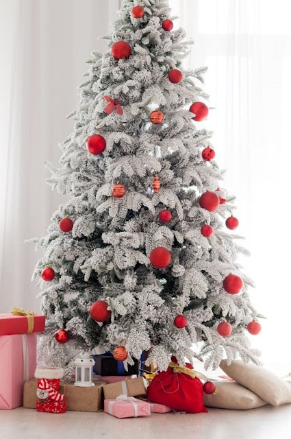 Minimalist Christmas tree decor idea