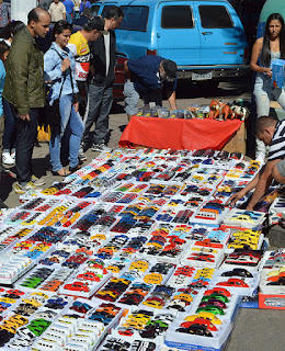 Mercado de pulgas, com venda de peças, outra atração do evento