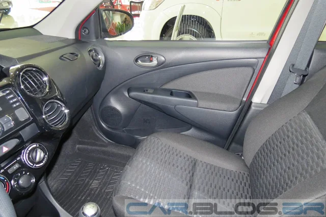 Toyota Etios 2014 Hatch XS - interior