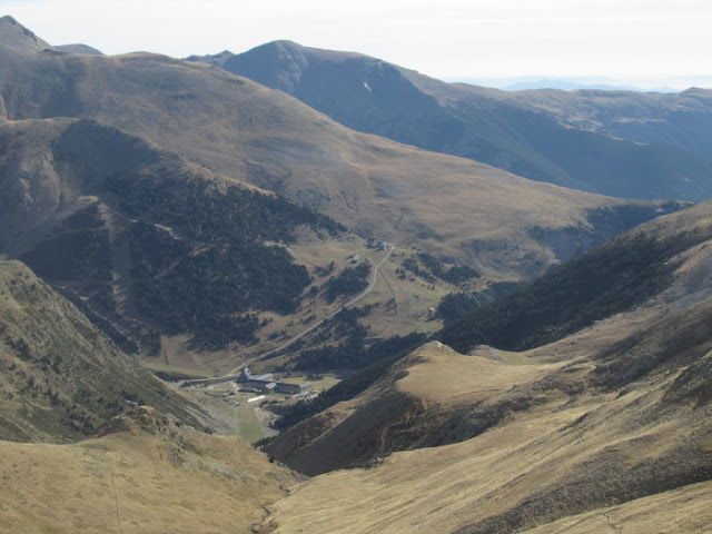 Olla de Núria-Puigmal-Pic de Segre-Pic Finestrelles-Pic d'Eina-Pic Noufonts-Pic Noucreus, Santuari de Núria des de la Collada de Finestrelles