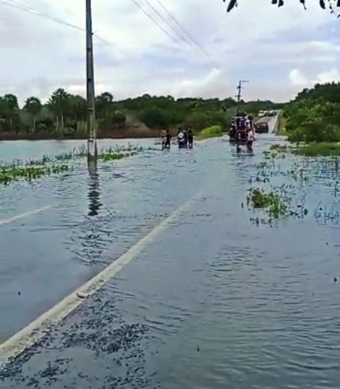 Trecho da BR-402 é totalmente interditado após transbordamento da Lagoa do Portinho no Carpina, em Parnaíba 