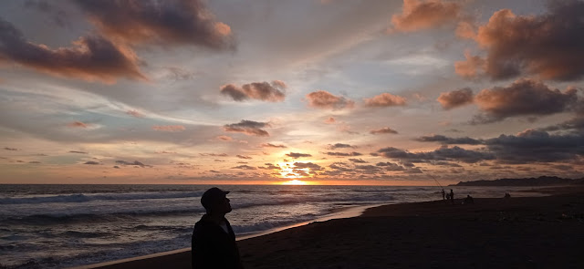 menikmati sunset pantai lumut kebumen