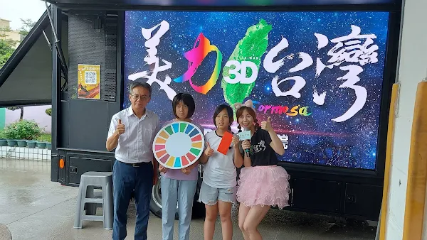 ▲由學生自治會長陳妍昕及李佳恩代表將教育展攤位的部分所得，捐助予美力台灣3D協會。（福德國小提供）