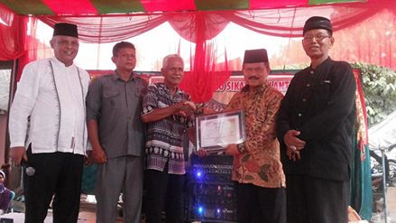 Masyarakat Sikabu Lubuk Alung Memberikan Penghargaan Kepada Bupati Ali Mukhni