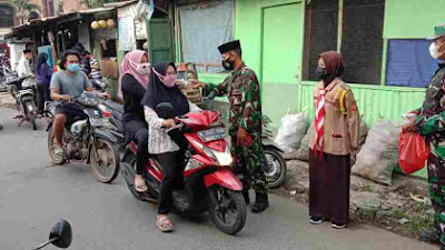 Jum'at Berkah .. Anggota Koramil 01/Teluknaga Bersama Anak Pramuka Bagi-Bagi Takjil. Di Jl.Tanjung Pasir dan Jl. Teladan..