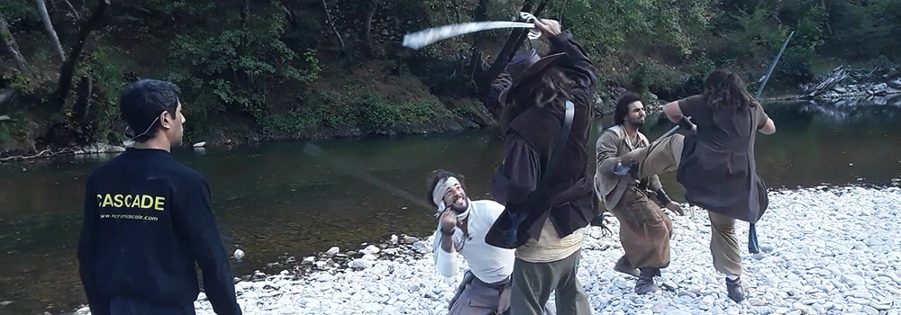 Réglage des cascades physiques et duels d’escrime pour le film : Le Pacte Pirate. Régleur de cascades et chorégraphe de combat : Alexis DIENNA. Escrime Cascade : https://www.escrimecascade.com/