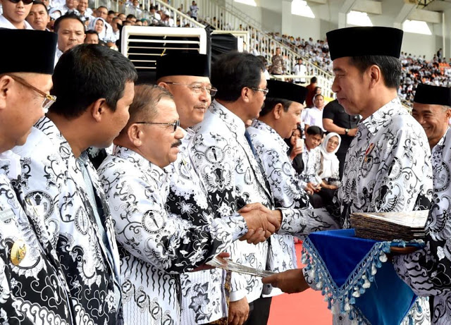 Presiden Jokowi Serahkan Penghargaan Dwija Praja Nugraha Kepada Bupati Ali Mukhni
