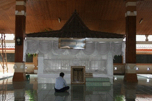 SITUS MAKAM TROLOYO