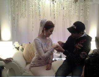 Fizz Fairuz menyarungkan cincin di jari manis wanita yang dikatakan tunangnya pada 10 Februari lalu.