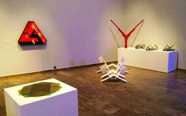 Vista de la exposición “Antes del arte. Cincuenta años después” en el Centre Cultural La Nau.: Obras de Jordi Teixidor y José María Yturralde