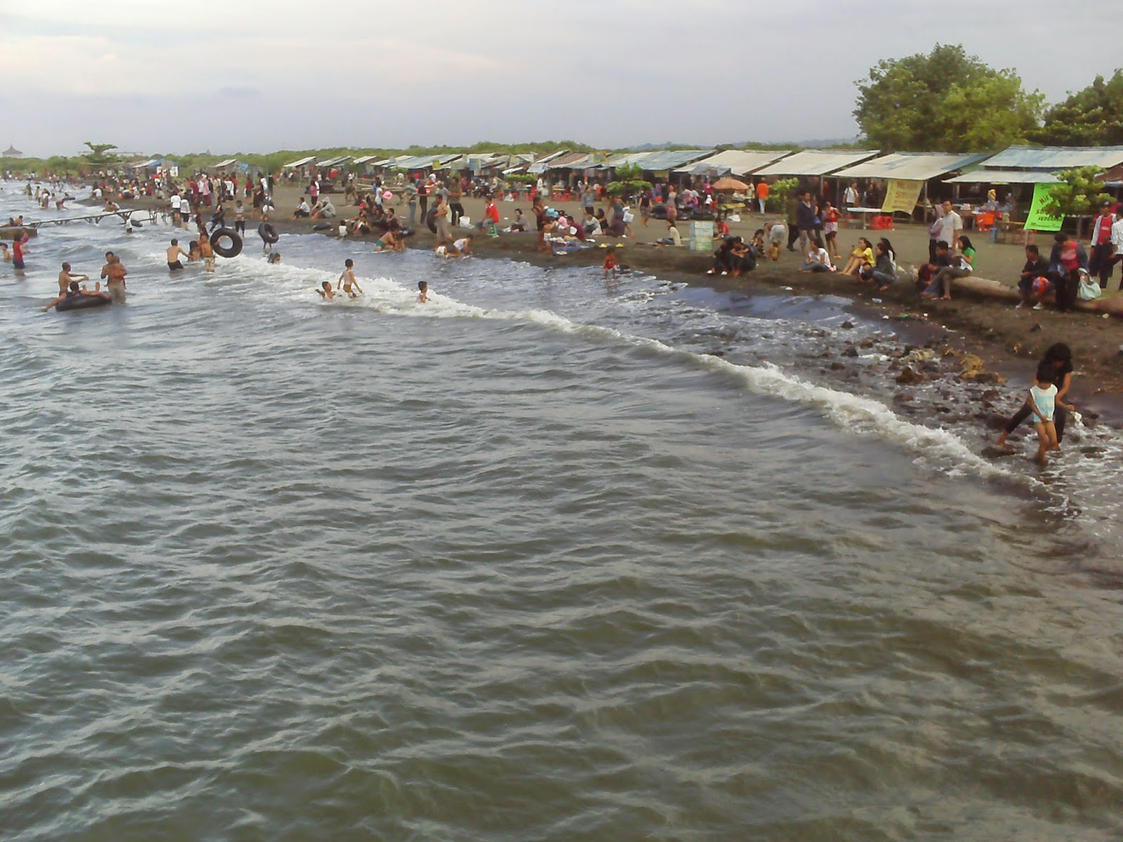 tirang wisata semarang bermain pasir di wisata pantai maron semarang