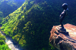 Peeing Gorge Statue