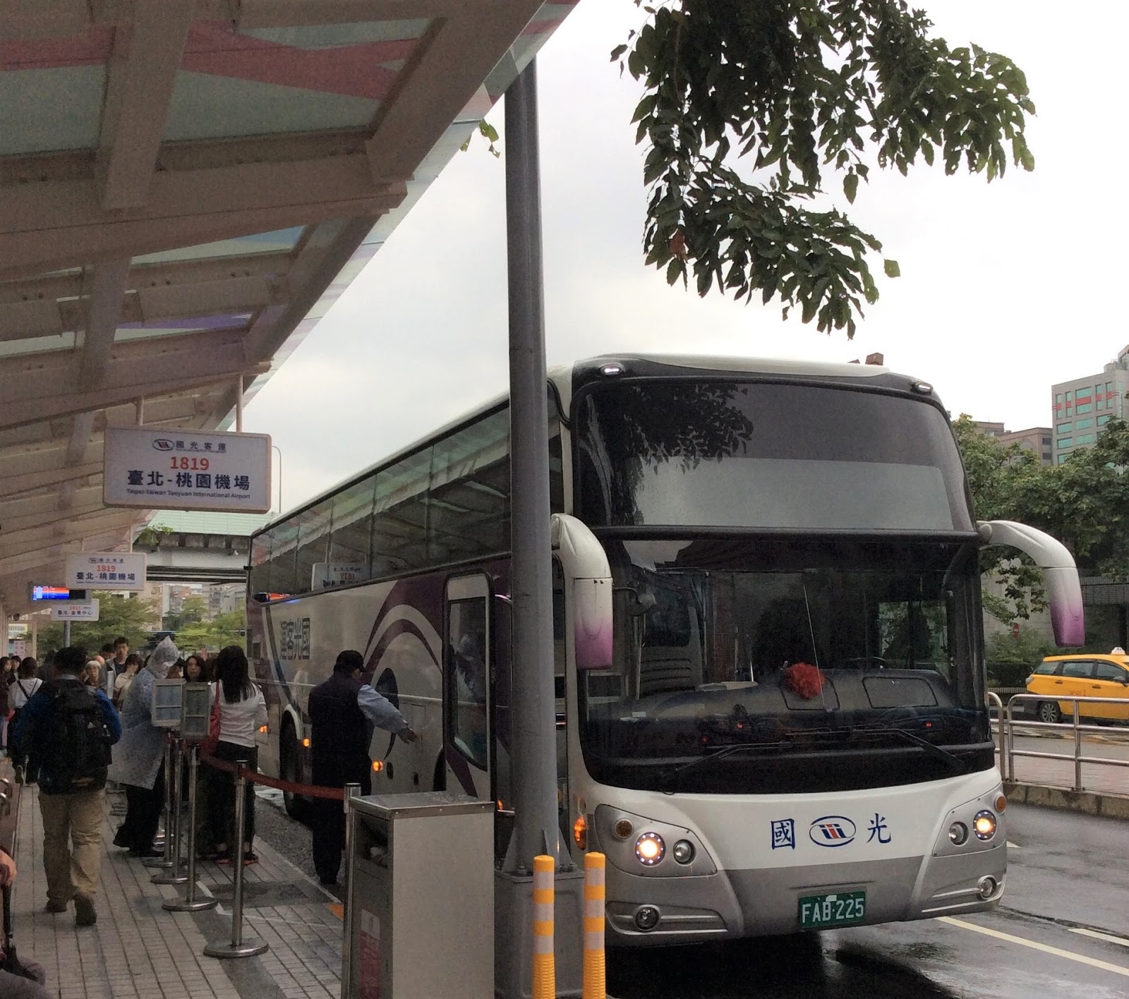 レポート 台湾観光 桃園空港 台北 間のシャトルバス国光客運の出発場所が変わっております