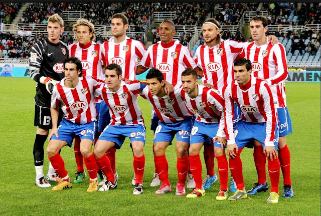 CLUB ATLÉTICO DE MADRID. Temporada 2010-11. David De Gea, Diego Forlán, Mario Suárez, Perea, Ujfalusi, Godín. Tiago, Antonio López, Kun Agüero, Simao y José Antonio Reyes. REAL SOCIEDAD DE FÚTBOL 2 CLUB ATLÉTICO DE MADRID 4 Domingo 21/11/2010, 21:00 horas. Campeonato de Liga de 1ª División, jornada 12. San Sebastián, Guipúzcoa, estadio de Anoeta: 24.000 espectadores. GOLES: 1-0: 12’, Joseba Llorente. 1-1: 71’, Forlán. 1-2: 79’, Kun Agüero. 1-3: 82’, Kun Agüero. 2-3: 85’, Diego Rivas. 2-4: 90’, Simão, de penalti.