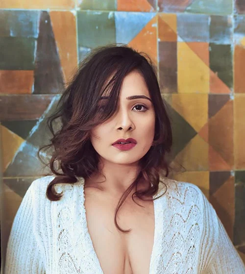 Surabhi Tiwari cleavage hot curvy actress woodpecker ullu