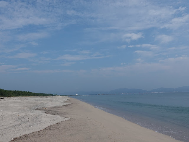 弓ヶ浜海岸の渚から境港方面を望む