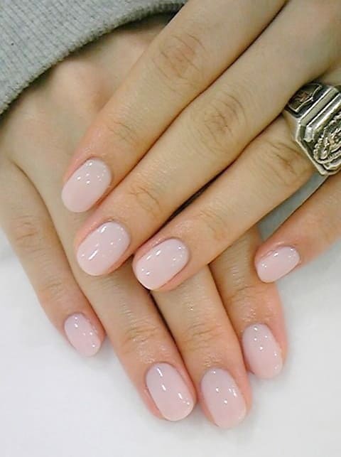 Manicura elegante uñas cortas color rosa claro