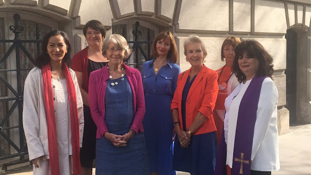 Seis de las siete mujeres, junto a Anne Soupa, tras entregar sus candidaturas en la Nunciatura francesa Anna Cuxac