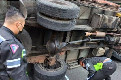 Hantam Median Jalan Truk Bermuatan Sekam Terguling Tabrak Becak Motor Dan Mobil