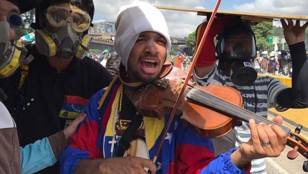 Violinista Wuilly Arteaga protestó frente a la residencia del embajador de Venezuela en Washington