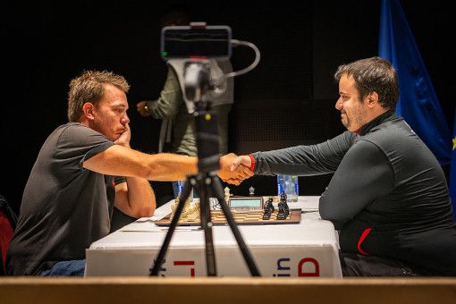 La partie décisive entre Romain Édouard (2514) et Yannick Gozzoli (2564) pour le titre de champion de France d'échecs 2023 à l'Alpe d'Huez - Photo © FFE