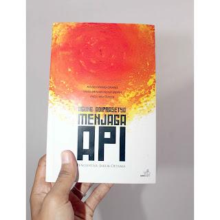 menjaga api