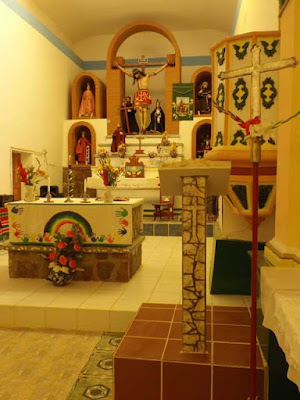 Wir feiern in Esmoraca natürlich auch feierliche Gottesdienste, mit allem drum und dran, aber ich hocke eben nicht nur im Pfarrhaus neben der Kirche, ich gehe auch raus zu den Leuten und feiere dort mit ihnen Gottesdienst