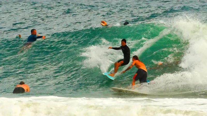 Close Shave - More Crowd Dodging from Snapper Rocks