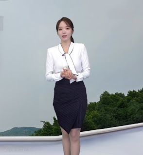 20250515 박소연 기상캐스터 흰색 긴팔 블라우스 랩미니스커트 예쁨