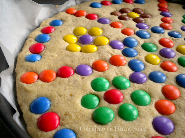 Cookie gigante com confeitos de chocolate