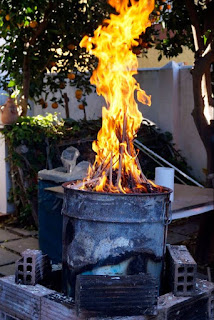 Encendiendo la hoguera inicial del Pit Firing