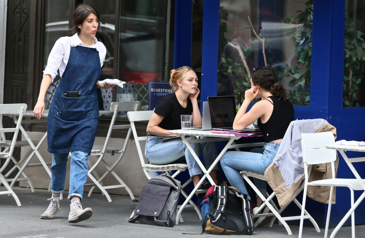 Annasophia Robb Having Lunch With A Friend お友だちとランチ中のアナソフィア ロブちゃん Cia Movie News