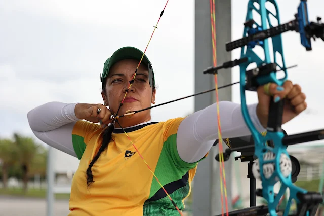 Jane Karla atira em treinamento