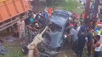 Kecelakaan di Jalan Lintas Timur Pelalawan, Toyota Innova Ringsek Usai Tabrak Truk Fuso