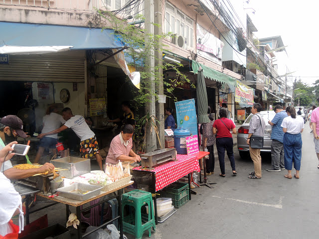Sam Yan 粥店對面炸油條攤子