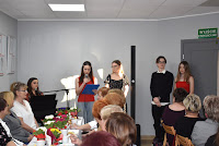 Uczniowie Liceum Ogólnokształcącego w Zelowie prezentują program poetycki przygotowany z okazji Dnia Kobiet.