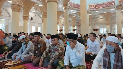 Bupati Pasbar Laksanakan Sholat Idul Adha di Masjid Agung Baitul Ilmi