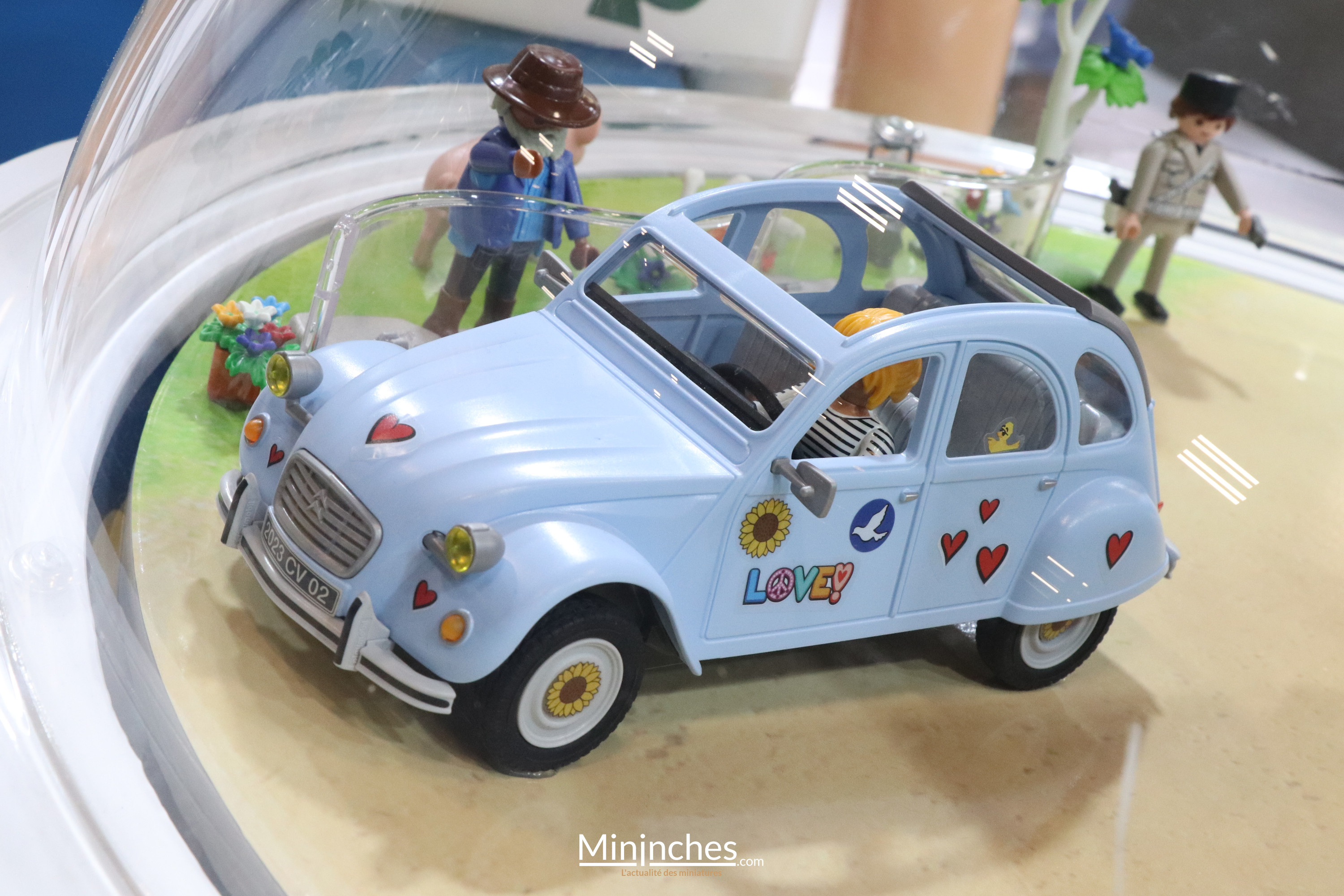 Citroën et Playmobil dévoilent une 2 CV miniature, un coffret pour petits  et grands