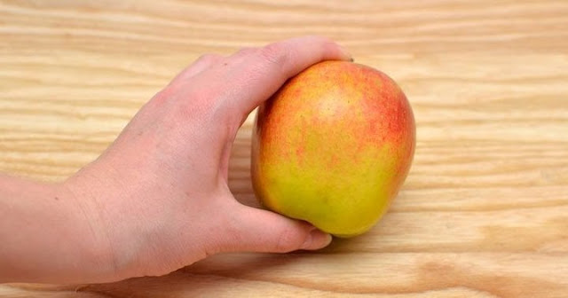 Hechizo de amor con una manzana