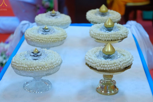  ดอกมะลิ และที่บรรจุพระบรมสารีริกธาตุ ที่มาภาพ : เพจ ภาพดี ๆ 072