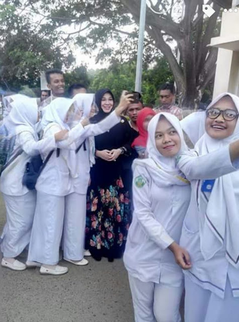 Aksi Selfie Illiza bersama mahasiswi saat terjadi kebaran di warung samping RSUDZA