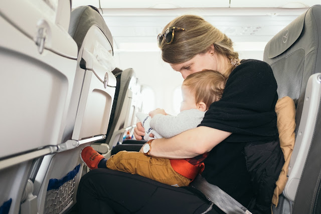 6 Cara agar Telinga Bayi Gak Sakit Saat Naik Pesawat