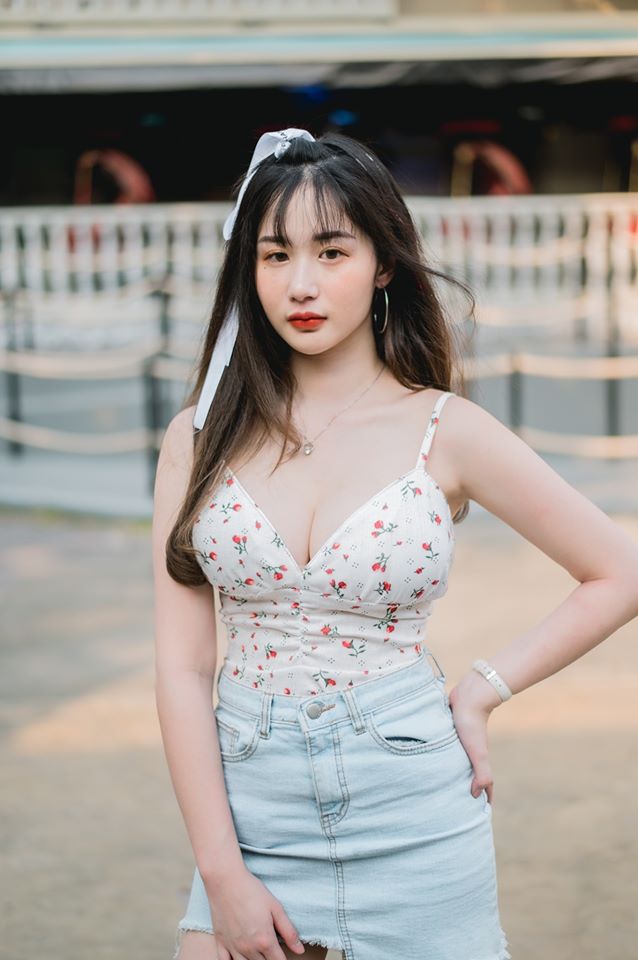Em gái xinh với vòng 1 siêu đẹp