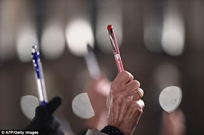 http://www.dailymail.co.uk/news/article-2900720/JeSuisCharlie-sweeps-Twitter-Internet-users-rush-solidarity-French-satirical-news-magazine-massacre.html