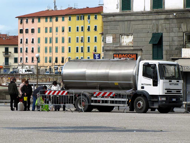 Autocisterna distribuisce acqua potabile, piazza della Repubblica, Livorno