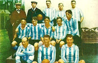 SELECCIÓN DE ARGENTINA. Temporada 1908-09. Oficial, Mariano Reyna (árbitro ), Martín Murphy, Carlos Wilson, Juan Dodds Brown. Gottlob Weiss, Alfredo Brown, Arnoldo Watson Hutton, Eliseo Brown, Maximiliano Susan. Haroldo Ratcliff, Ernesto Brown, Patricio Browne. SELECCIÓN DE ARGENTINA 2 SELECCIÓN DE URUGUAY 1. 13/09/1908. Copa Newton. Buenos Aires, Argentina, Cancha del C. Gimnasio y Esgrima: 6.700 espectadores. GOLES: 1-0: 40’, Eliseo Brown. 2-0: 73’, Arnoldo Watson Hutton, de penalti. 2-1: 82’, José Brachi.