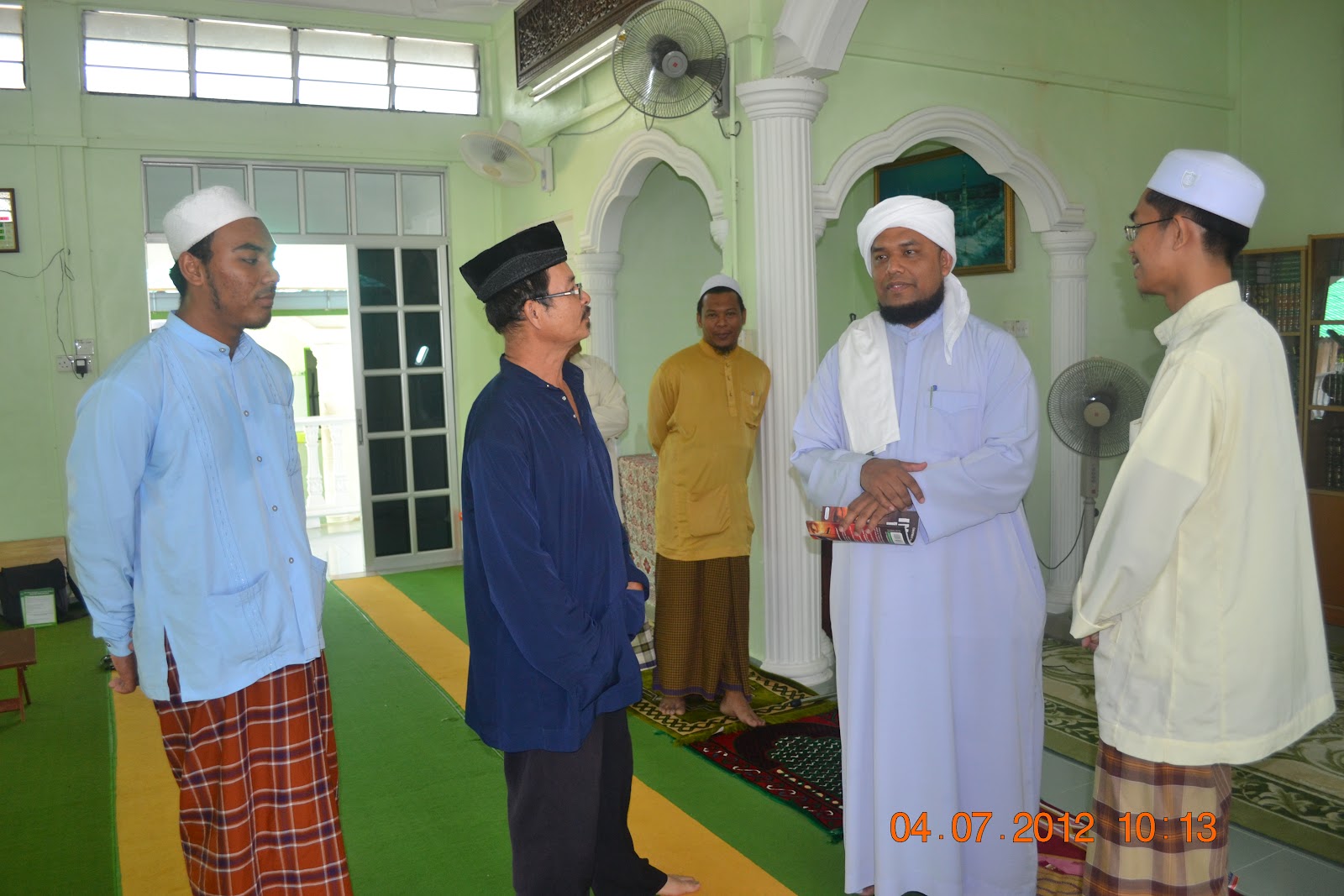 KEMBARA KHALIFAH Suatu Hari Di Pondok Gajah  Teriak