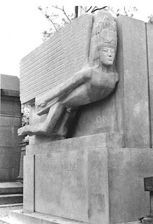 Tombeau d’Oscar Wilde au cimetière du père Lachaise par Jacob Epstein. Collection Merlin Holland. © The Estate of Sir Jacob Epstein