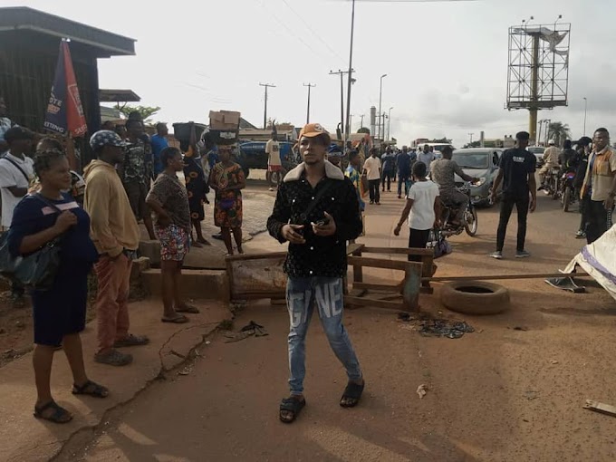 Students Block Highway As They Protest Lingering ASUU Strike In Ondo (Photos)