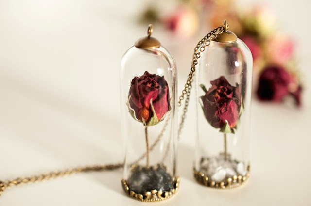 Encantadoras jóias artesanais preservam flores em belos colares